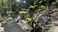 Di sini traveler bisa merasakan sensasi kuliner lezat sembari menikmati jernihnya air sungai dan sejuknya udara.  