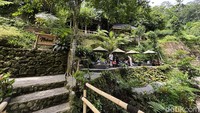 Nukad Tampaksiring berlokasi di Jalan Pertiwi Brata, Tampaksiring, Gianyar. Untuk sampai di lokasi ini traveler bisa menggunakan kendaraan roda dua maupun roda empat dengan menempuh perjalanan sekitar 41 kilometer dari Kota Denpasar atau sekitar satu jam 17 menit.  