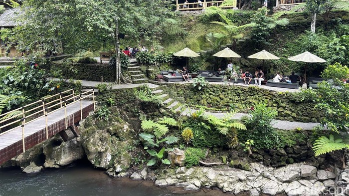 Asyiknya Kulineran Sembari Menikmati Asrinya Nukad Tampaksiring Nukad Tampaksiring bisa menjadi pilihan traveler untuk berakhir pekan. Di restoran ini traveler bisa kulineran di pinggir sungai sambil menikmati pemandangan yang indah dan alami.