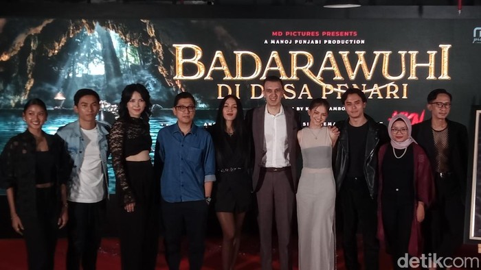 Para cast dan kru di film Badarawuhi di Desa Penari.