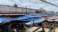 Pasar ini tampak tidak terawat. 