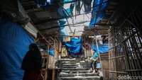 Kondisi pasar dikeluhkan para pedagang, sebab memasuki musim hujan para pedagang terdampak kebocoran. 