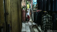 Keramik di lantai juga sudah pecah dan copot. 