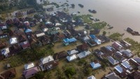 Ribuan rumah dan fasilitas umum di tiga kecamatan yakni Pelayangan, Danau Teluk, dan Danau Sipin Kota Jambi terendam banjir luapan Sungai Batanghari yang terus meninggi dalam dua minggu terakhir, beberapa sekolah telah menetapkan kegiatan belajar mengajar via daring.  
