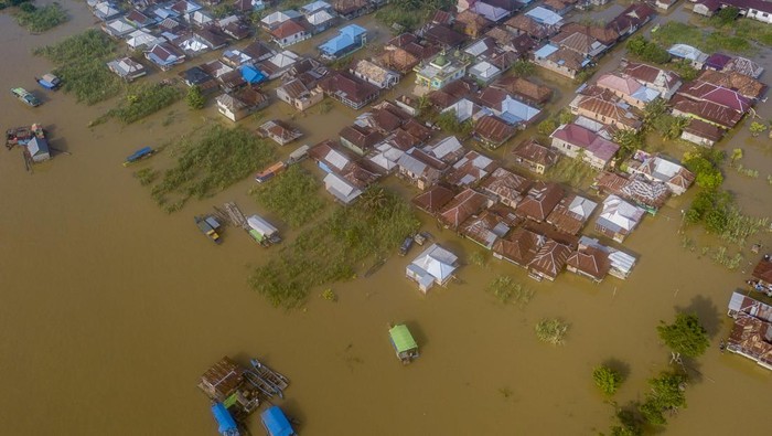 Banjir luapan Sungai Batanghari di Jambi Foto udara kawasan permukiman yang terendam banjir luapan Sungai Batanghari di Tahtul Yaman, Pelayangan, Jambi, Senin (22/1/2024). Ribuan rumah dan fasilitas umum di tiga kecamatan yakni Pelayangan, Danau Teluk, dan Danau Sipin Kota Jambi terendam banjir luapan Sungai Batanghari yang terus meninggi dalam dua minggu terakhir. ANTARA FOTO/Wahdi Septiawan/aww.