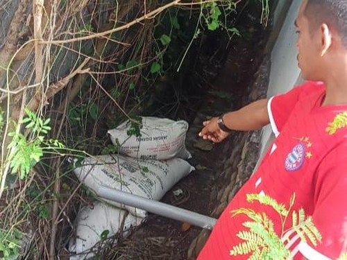 Barang bukti pupuk sebanyak 3 sak yang ditinggalkan pencuri di belakang gudang Lini III Puskud Pupuk Kaltim di Desa Bara, Kecamatan Woja. (Istimewa)