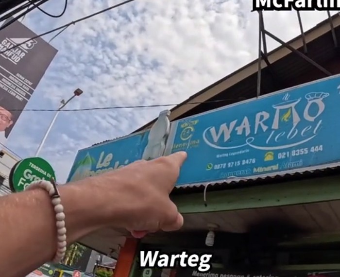 Kocak! Makan di Warteg Bule Ini Kaget Harganya Kemurahan