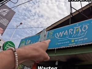 Kocak! Makan di Warteg Bule Ini Kaget Harganya Kemurahan