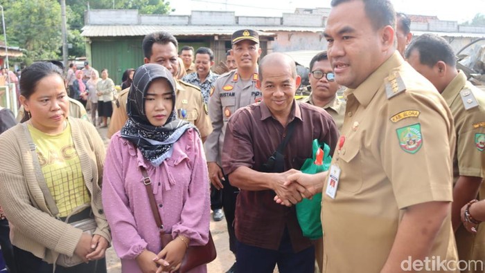 Bupati Blora Arief Rohman membagikan bantuan sembako kepada pedagang terdampakkebakaran Pasar Medang, Senin (22/1/2024).