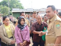 Bupati Blora Bagikan Sembako ke Pedagang Terdampak Kebakaran Pasar Medang