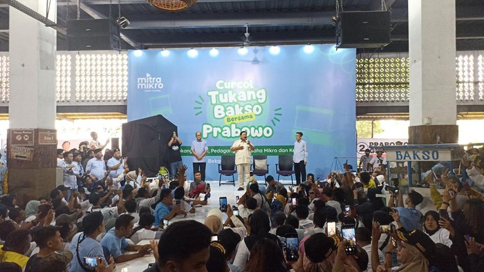 Capres nomor urut 02 Prabowo Subianto menemui para pedagang bakso di Bekasi, Jawa Barat.