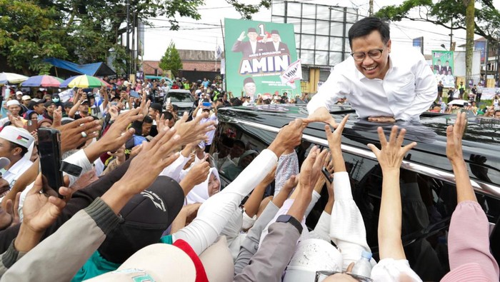 Cawapres nomor urut 1, Muhaimin Iskandar atau Cak Imin menggelar kampanye akbar di Lapangan Padjajaran, Cibadak, Kabupaten Sukabumi