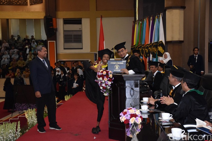 Cerita Duwik dan Elo, 2 Wisudawan Disabilitas UB