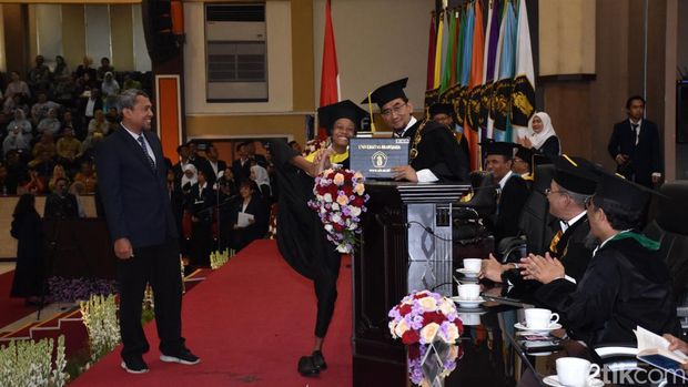 Cerita Duwik dan Elo, 2 Wisudawan Disabilitas UB