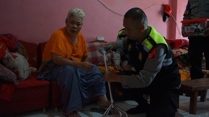Cucu warga Cimahi yang mendapat bantuan tongkat medis