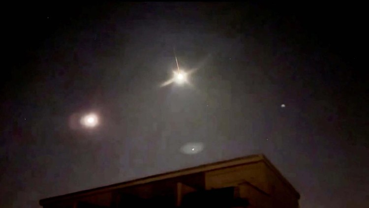 A meteor lights up the sky over Berlin, Germany, Januray 21, 2024 in this screen grab obtained from social media video. Michael Aye/Franck Marchis via REUTERS  NO RESALES. NO ARCHIVES MANDATORY CREDIT THIS IMAGE HAS BEEN SUPPLIED BY A THIRD PARTY