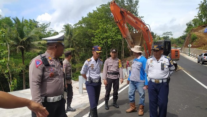 Dishub Gunungkidul dan kepolisian saat meninjau lokasi retakan di jalan Tawang-Ngalang pagi ini, Senin (22/1/2024).