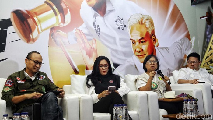 Para pembicara memaparkan pendapatnya dalam diskusi 'Kalkulasi Kebijakan Redistribusi Tanah dan Administrasi Keadilan Sosial Lewat Pemenuhan Hak Ulayat dan Masyarakat Adat' di Media Center TPN Ganjar-Mahfud, Jalan Cemara No.19, Menteng, Jakarta Pusat, Senin (22/1/2023). Hadir dalam diskusi tersebut antara lain Dewan Pakar TPN, Rieke Diah Pitaloka dan Satya Heragandhi serta Direktur Pemberdayaan Perempuan TPN Sandrayati Moniaga. Diskusi banyak menjelaskan gagasan pasangan Ganjar-Mahfud usai menjalani debat cawapres pada Minggu (21/1/2024) malam.