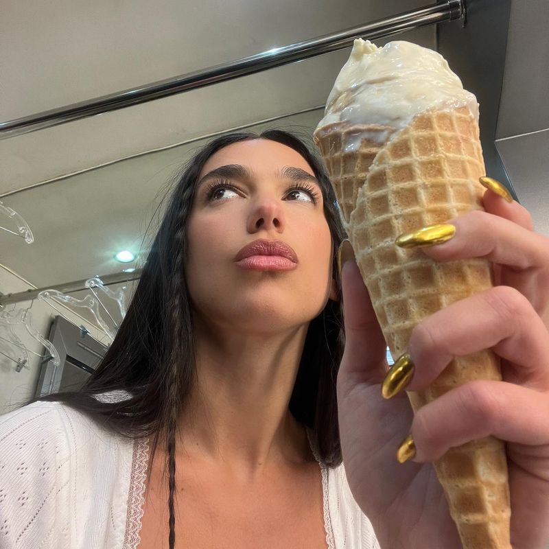 Dua Lipa Ungkap Bahan Es Krim Favoritnya, Ternyata Pakai 2 Bahan Ini