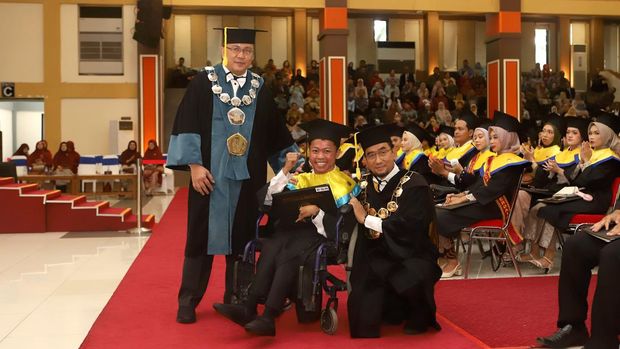 Dua mahasiswa disabilitas saat diwisuda di Universitas Brawijaya.