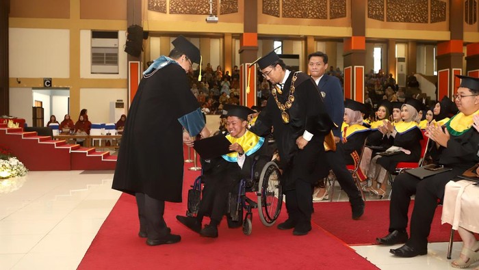 Dua mahasiswa disabilitas saat diwisuda di Universitas Brawijaya.