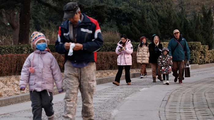 Elderly people spend time with children at a park in Beijing, China January 12, 2024. REUTERS/Tingshu Wang