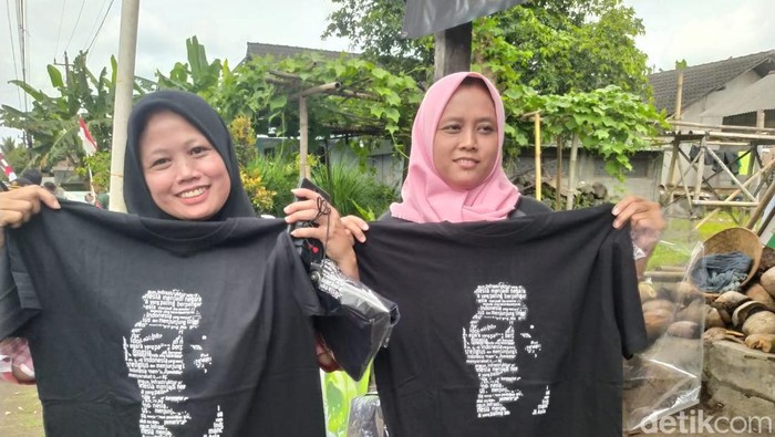 Dua warga Japunan, Desa Dukun, Kecamatan Dukun, Kabupaten Magelang menerima kaus dari Presiden Jokowi, Senin (22/1/2024).