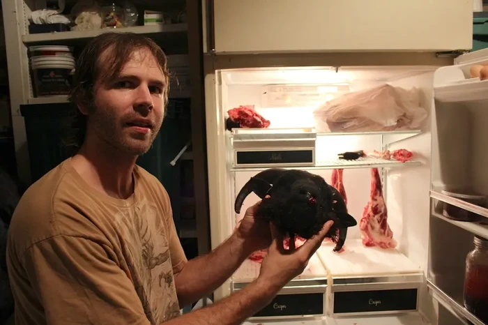 Duh! Daging Busuk dan Daging Mentah Jadi Santapan Lezat bagi 5 Orang Ini