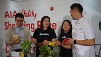 CRM Ranch Market and Farmers Market, Michael Audrian Natawirja ,Head of AIA Vitality Jong Wie Siu, Head of Corporate Communication AIA, Lia Merdekawaty dan Pemenang Masterchef Season 7 Jerry Andrean berbincang bersama saat membuka acara AIA Vitality Shopping Race & Healthy Cooking Show yang diikuti oleh nasabah, tenaga pemasar, dan karyawan AIA di The Gourmet, Astha, Jakarta. 