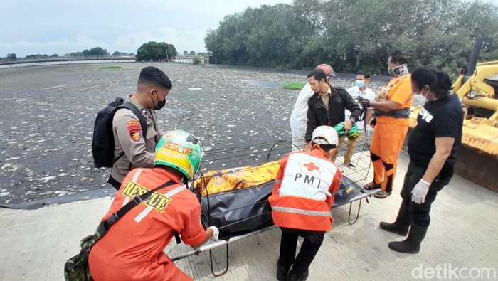 Evakuasi mayat pria yang ditemukan di IPLT Semarang, Senin (22/1/2024).