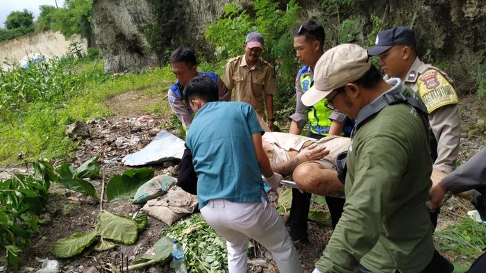 Evakuasi WNA Polandia yang jatuh ke jurang di Jalan Raya Tulad, Desa Batukandik, Kecamatan Nusa Penida, Klungkung, Senin (22/1/2024). (Polsek Nusa Penida)