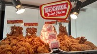 Renyah dan murah meriah! De Chick Fried Chicken termasuk salah satu ayam goreng kaki lima yang populer. Harganya yang ekonomis Rp 7.500 per potong disenangi pelanggannya. Foto: Istimewa/Instagram/Twitter