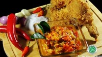 Tak hanya ayam goreng yang renyah, Four Bro Chicken juga menyajikan ayam geprek dengan sambal yang mantap. Harga per potong ayam dengan nasi dipatok Rp 18.000an saja. Foto: Istimewa/Instagram/Twitter
