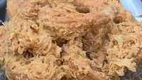 Ada ayam goreng kaki lima unik di Jalan Mangga Besar XII No.6, Sawah Besar, Jakarta Pusat. Sepaket ayam yang dibanderol mulai dari Rp 12.000an ini ditambahkan bumbu Madura yang sedap. Foto: Istimewa/Instagram/Twitter