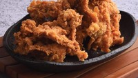 Ayam goreng yang renyah juicy dan murah meriah ini bisa didapatkan di Klik Chicken, Pondok Gede. Harga per potongnya ada yang dibanderol hanya Rp 7.500 saja. Foto: Istimewa/Instagram/Twitter