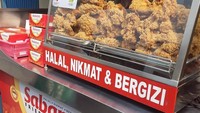 Populer murah meriah dan tersebar di mana-mana, Sabana seolah menjadi jawara ayam goreng kaki lima. Harga per potongnya bisa dibeli mulai dari Rp 10.000an saja. Foto: Istimewa/Instagram/Twitter