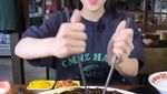 Daebak! YouTuber Ini Tetap Langsing Meski Mukbang Puluhan Kg Makanan