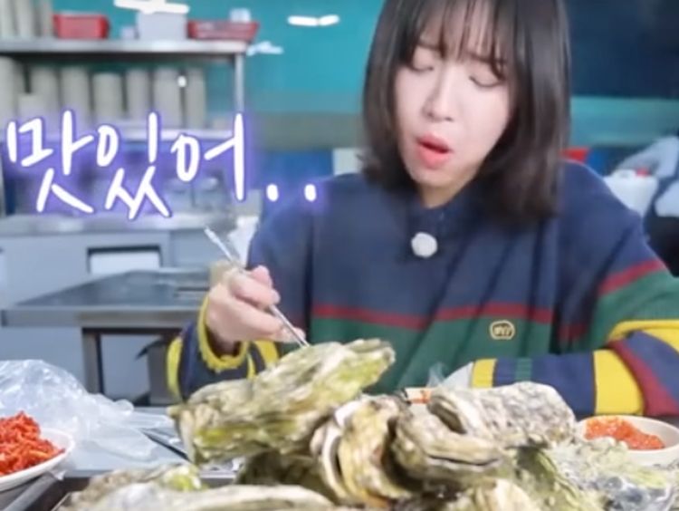 Daebak! YouTuber Ini Tetap Langsing Meski Mukbang Puluhan Kg Makanan