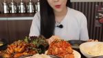 Daebak! YouTuber Ini Tetap Langsing Meski Mukbang Puluhan Kg Makanan