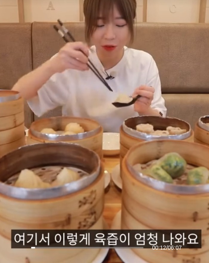 Daebak! YouTuber Ini Tetap Langsing Meski Mukbang Puluhan Kg Makanan