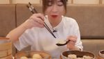 Daebak! YouTuber Ini Tetap Langsing Meski Mukbang Puluhan Kg Makanan