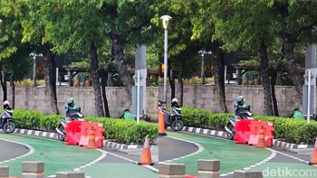 Perbandingan kamera Galaxy S23 Ultra (kiri) vs S24 Ultra (kanan) di luar ruangan, lebih terang dan detail mana? Foto: Adi Fida Rahman/detikINET