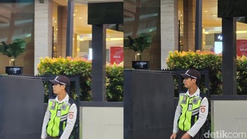 Perbandingan zoom 5x pada Galaxy S23 Ultra (kiri) vs S24 Ultra (kanan), lebih detail mana? Foto: Adi Fida Rahman/detikINET