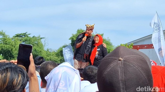 Ganjar bertemu dengan pengasuhnya semasa kecil dulu saat berkampanye di Lampung (Wildan/detikcom).