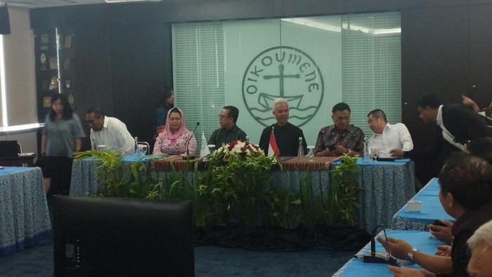 Ganjar dan sejumlah relawan di PGI