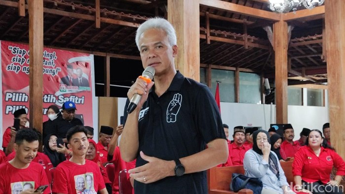 Ganjar Pranowo bertemu para kader PDIP di salah satu rumah kader di Kalurahan Siyono, Kapanewon Playen, Gunungkidul, Senin (22/1/2024).