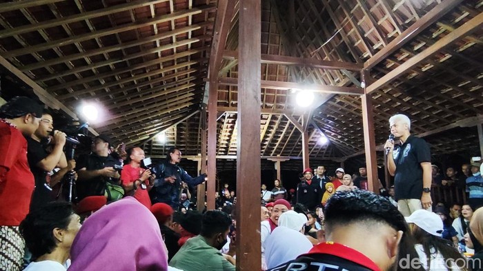 Ganjar Pranowo di Pasar Ngingrong, Kalurahan Mulo, Kapanewon Wonosari, Kabupaten Gunungkidul, Senin (22/1/2024).