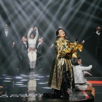 Anggun bergaya glamor sekaligus seksi mengenakan busana rancangan desainer Harry Halim. Jubah emas membuat penampilannya mencuri atensi. Foto: Dok. Shopee Indonesia