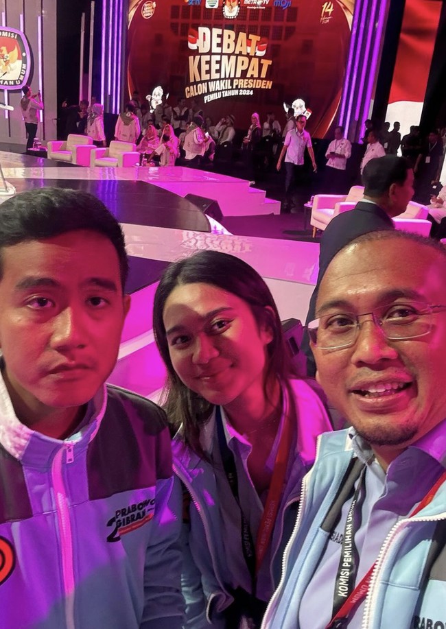 Di debat keempat itu, Azizah Salsha kedapatan berada di tribun khusus pendukung paslon nomor urut 2 yang posisinya tepat di belakang podium. Baru kali ini, ia terlihat menyaksikan debat pilpres 2024 secara langsung. (Foto: Instagram)