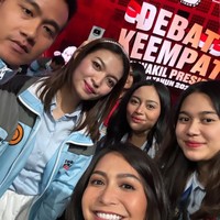 Aziza datang bersama sahabatnya, Rachel Venya. Hadir pula istri Gibran Rakabuming, Selvi Ananda, di debat cawapres itu. Tidak ketinggalan adik Gibran, Ketua Umum PSI Kaesang Pangarep dan istrinya, Erina Gudono, juga muncul untuk pertama kalinya menyaksikan debat. Mereka semua kompak memakai jaket naruto yang sempat berujung viral itu. (Foto: Instagram)